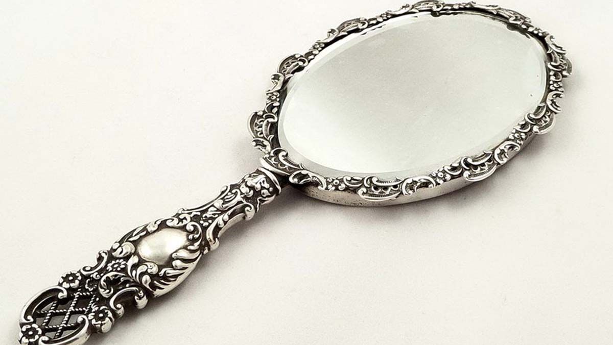 Чуть чуть серебряный. Зеркало Джона Пекама. Старинное серебряное зеркало. Зеркальце серебряное. Зеркало ручное.